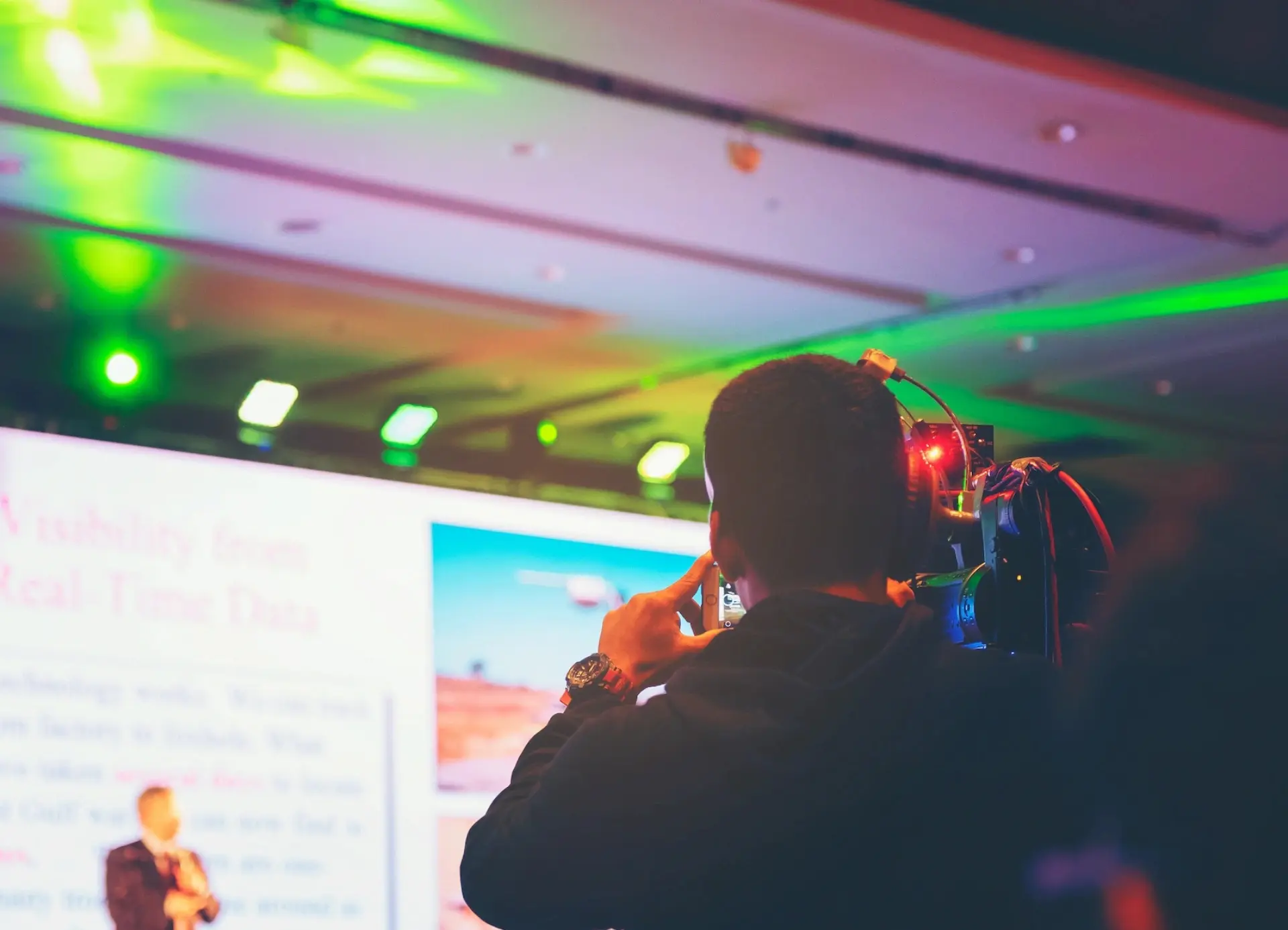 Professzionális videós felvétel készítése céges rendezvényen színes LED fénytechnikával és vetítővel