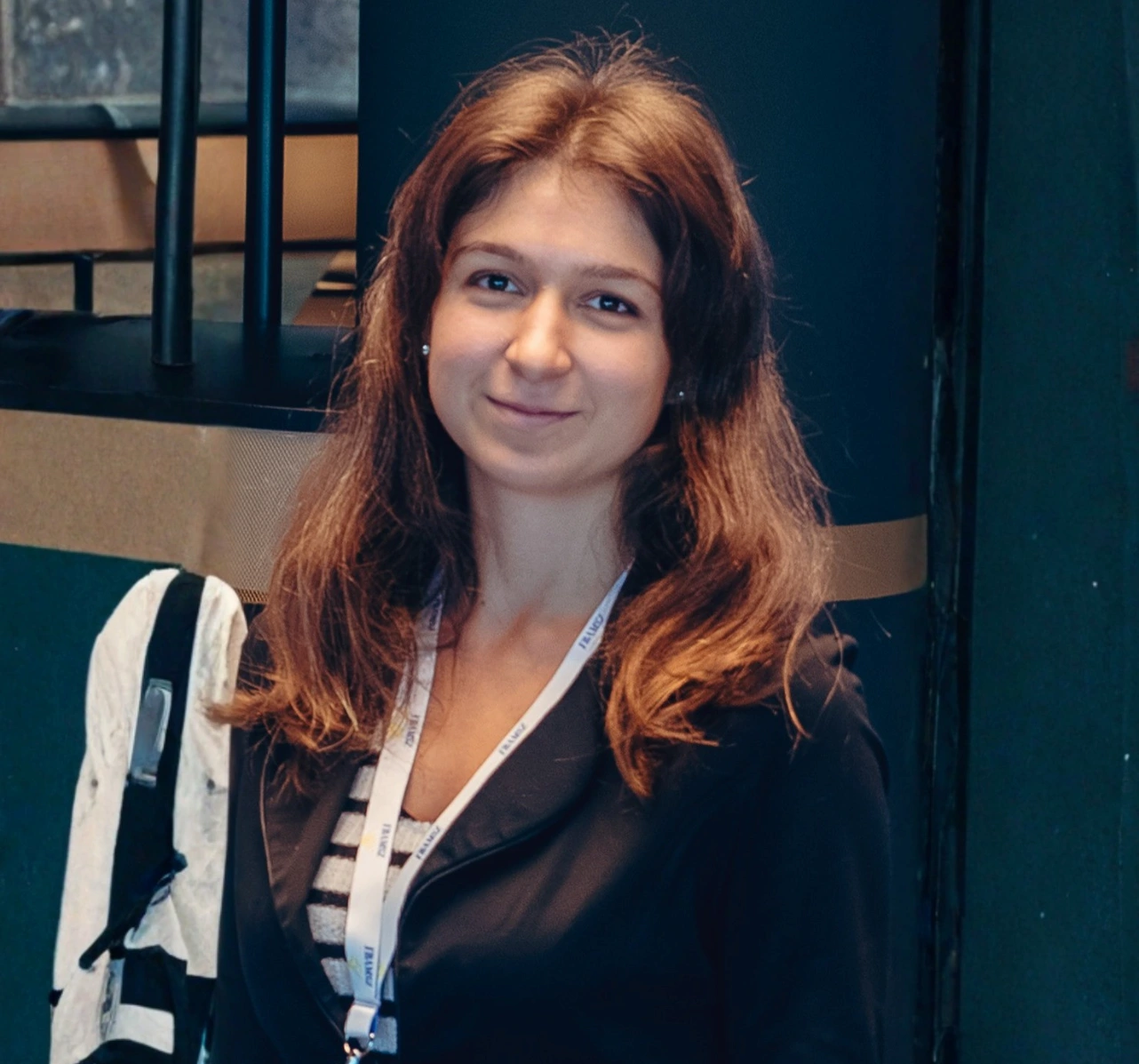 Rendezvényasszisztens munkatárs modern konferencia helyszínen professzionális környezetben